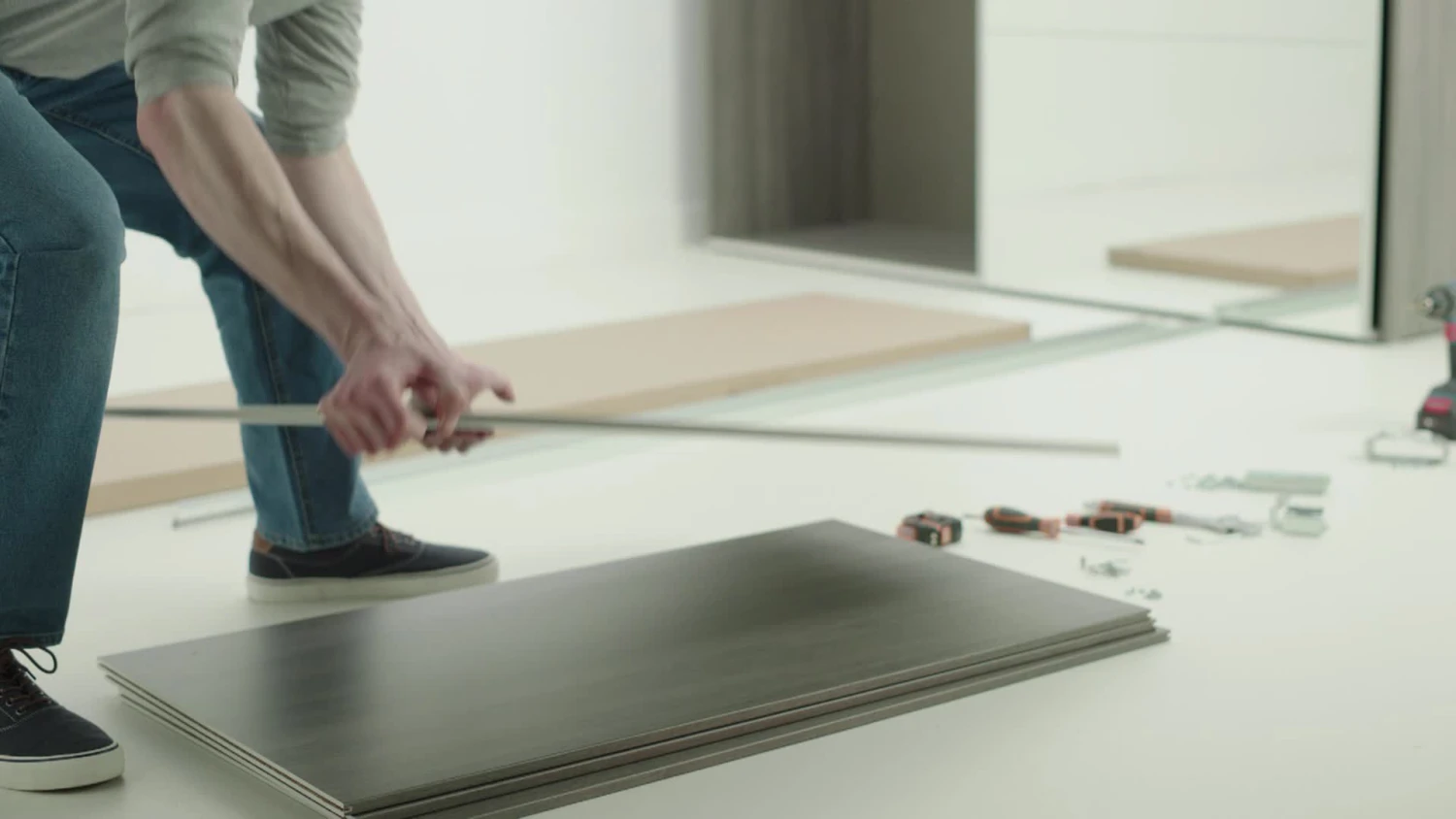 GoodHome Atomia Freestanding High Gloss White & Anthracite 2 Door Large Double Sliding Door Wardrobe (H)2250mm (W)2000mm (D)635mm 4 GoodHome Atomia Freestanding High Gloss White & Anthracite 2 Door Large Double Sliding Door Wardrobe (H)2250mm (W)2000mm (D)635mm - Image 2