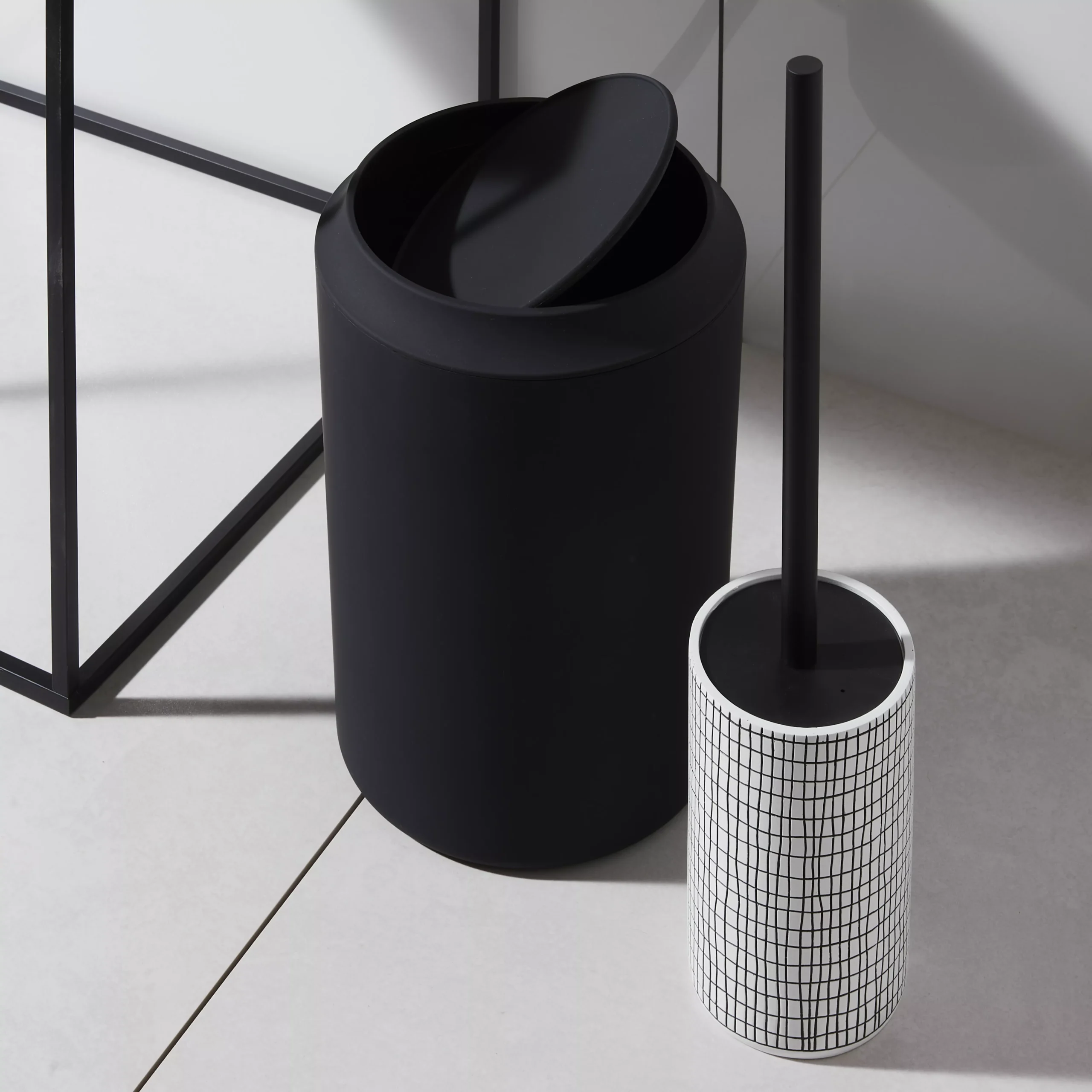 GoodHome Blenny White & Black Polymer Resin & Stainless Steel Toilet Brush & Holder 5 GoodHome Blenny White & Black Polymer Resin & Stainless Steel Toilet Brush & Holder - Image 3