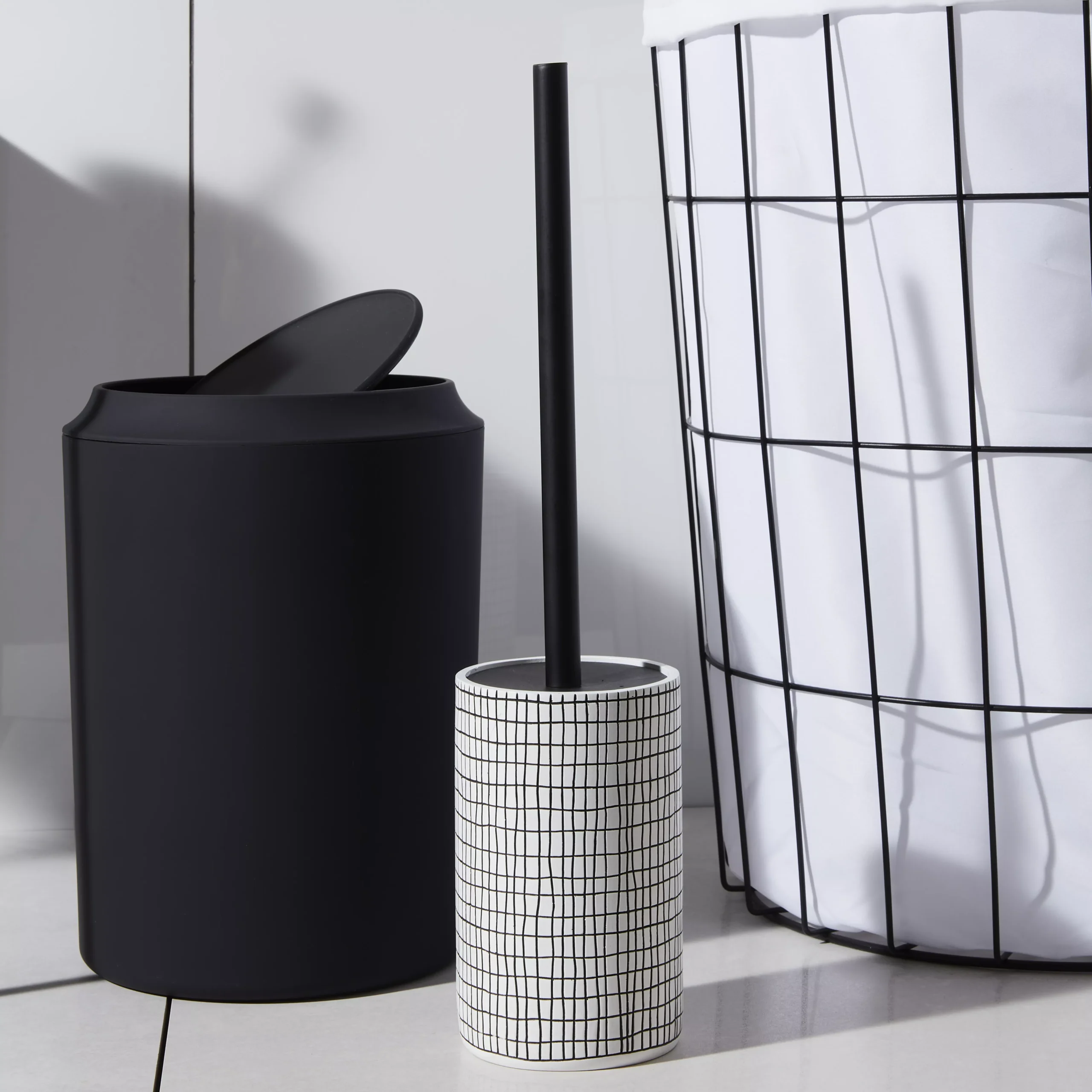 GoodHome Blenny White & Black Polymer Resin & Stainless Steel Toilet Brush & Holder 6 GoodHome Blenny White & Black Polymer Resin & Stainless Steel Toilet Brush & Holder - Image 4