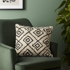 GoodHome Jaspar White Geometric Indoor Cushion (L)50cm X (W)50cm -Trade point goodhome jaspar white geometric indoor cushion l 50cm x w 50cm5059340445038 01i
