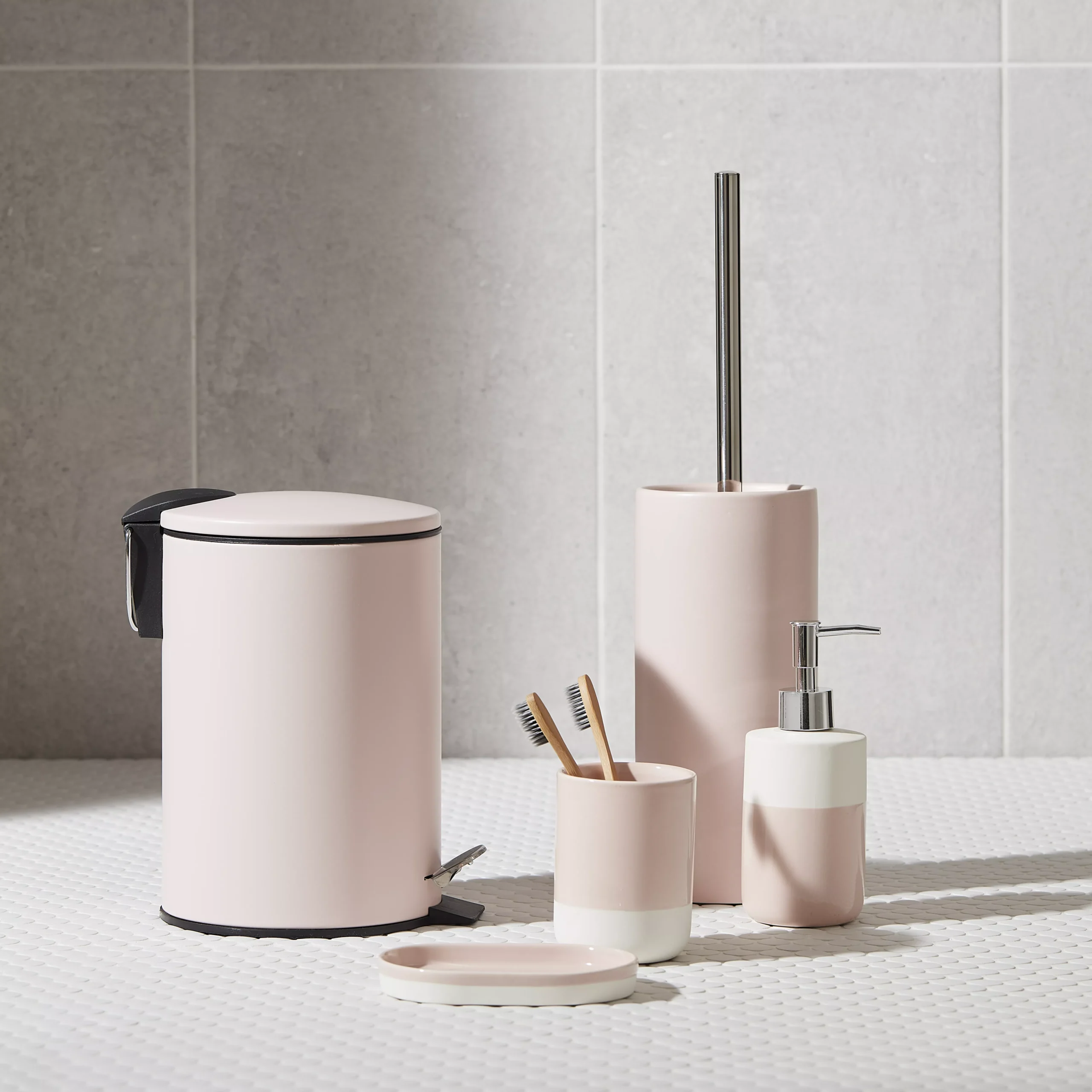GoodHome Koros Blush Pink Ceramic, Polypropylene (PP) & Stainless Steel Toilet Brush & Holder 5 GoodHome Koros Blush Pink Ceramic, Polypropylene (PP) & Stainless Steel Toilet Brush & Holder - Image 3