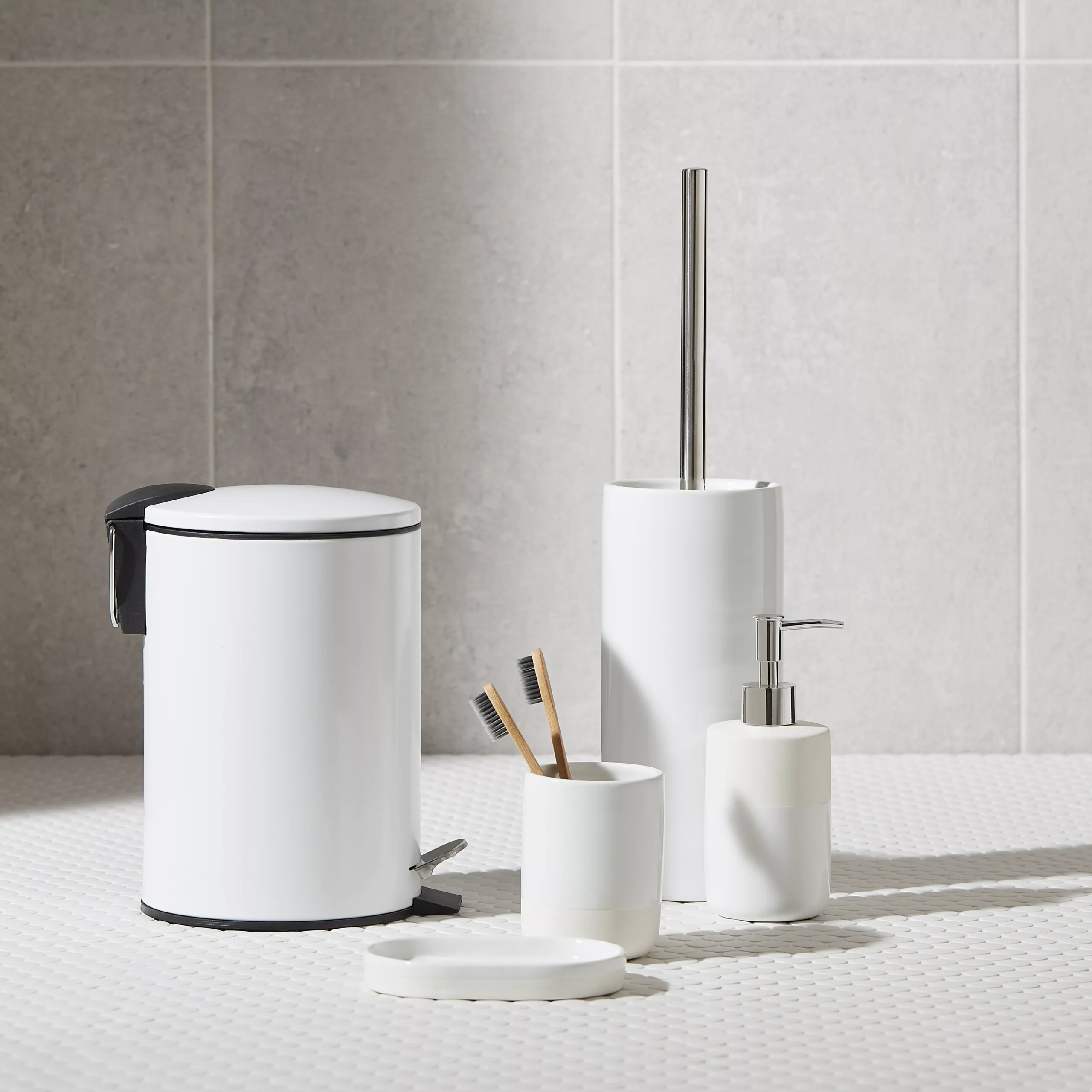 GoodHome Koros White Ceramic, Polypropylene (PP) & Stainless Steel Toilet Brush & Holder 5 GoodHome Koros White Ceramic, Polypropylene (PP) & Stainless Steel Toilet Brush & Holder - Image 3