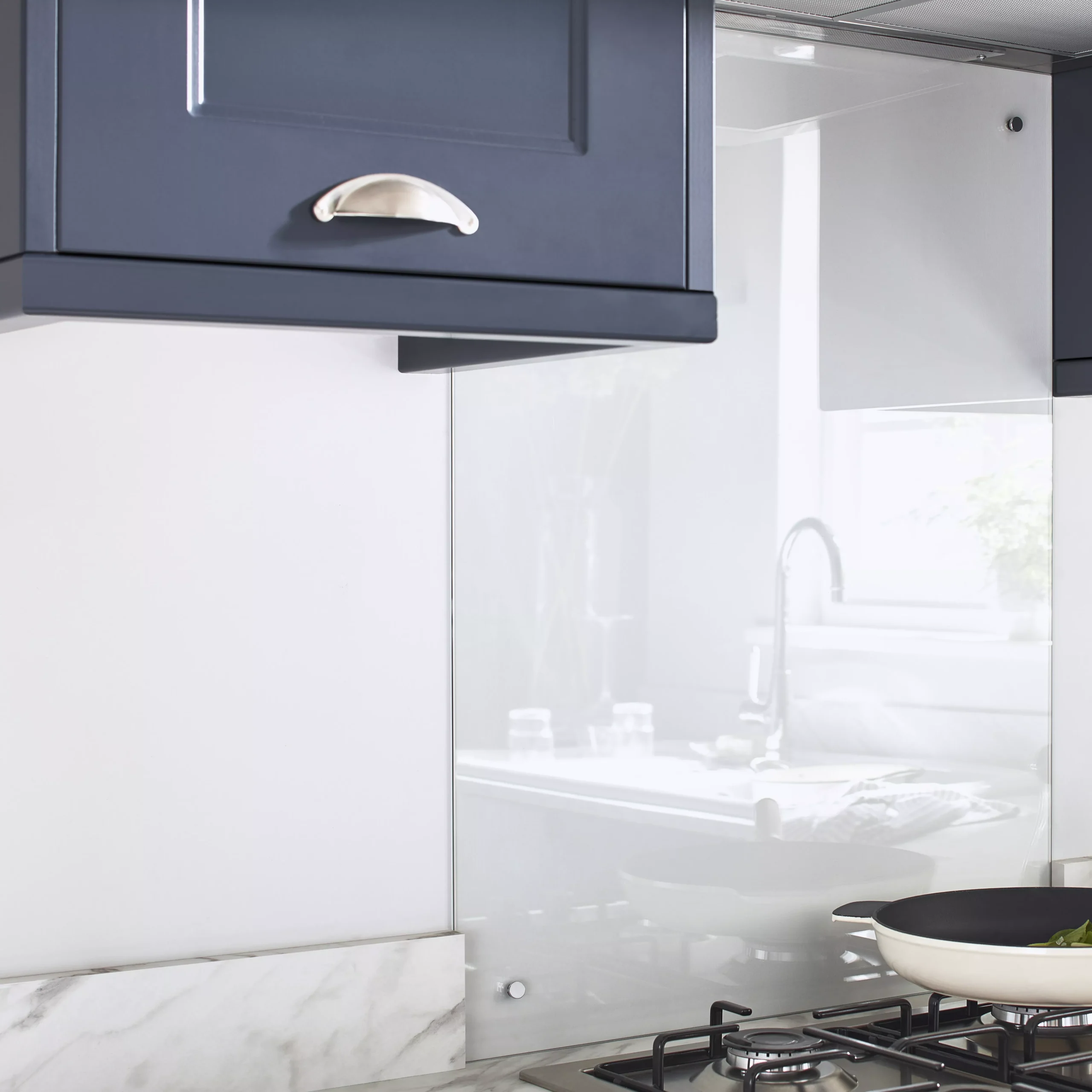 GoodHome Nashi White Glass Effect Glass Splashback, (H)800mm (W)600mm (T)5mm 5 GoodHome Nashi White Glass Effect Glass Splashback, (H)800mm (W)600mm (T)5mm - Image 3