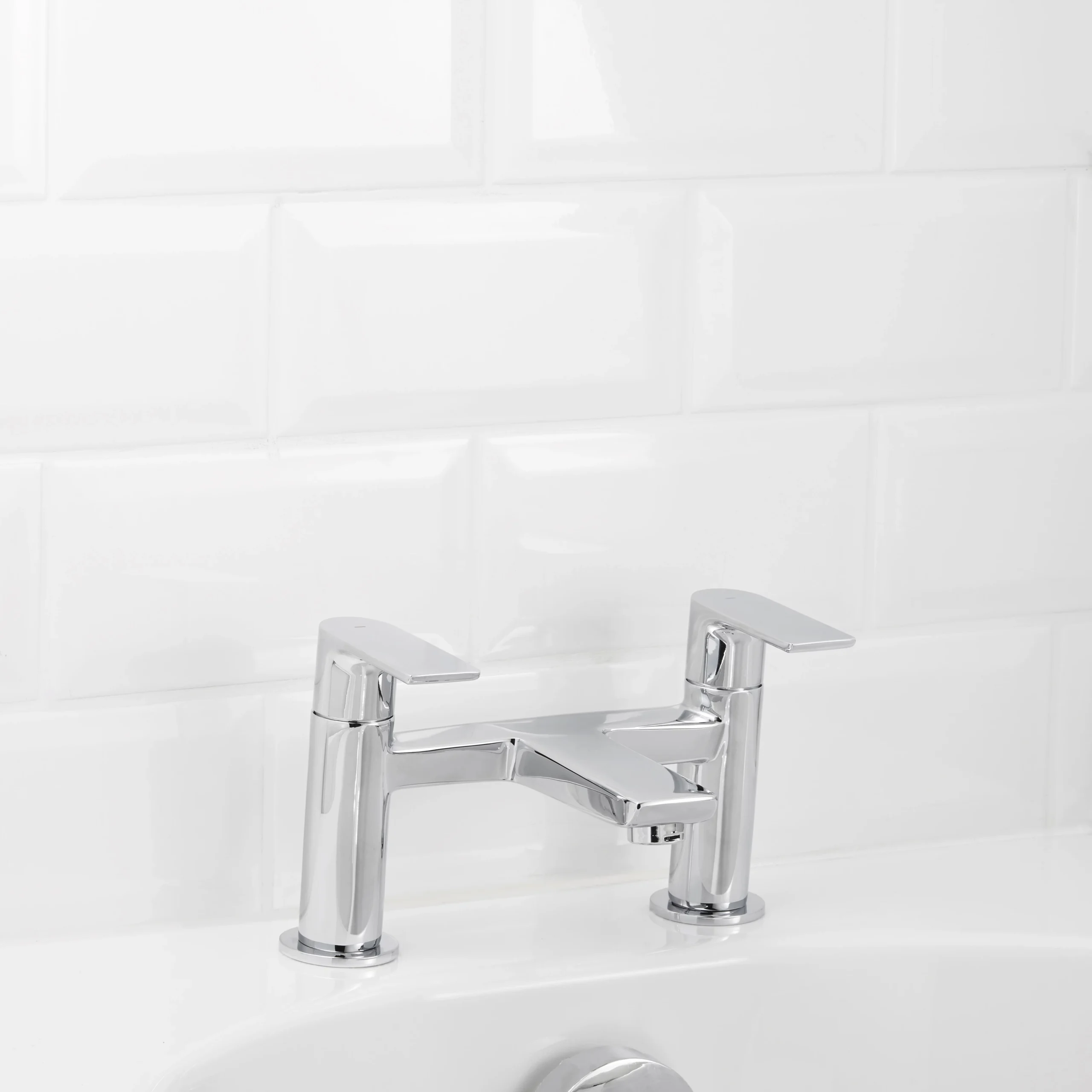 GoodHome Osani Manual Bath Filler Tap 6 GoodHome Osani Manual Bath Filler Tap - Image 4